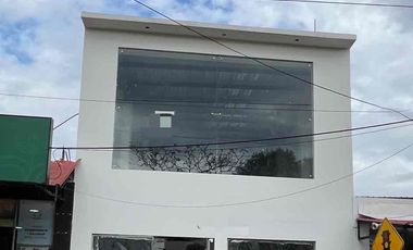 SE VENDE O SE ARRIENDA CON OPCIÓN DE COMPRA LOCAL COMERCIAL GRANDE EN “L” – ZONA CENTRO, YOPAL
