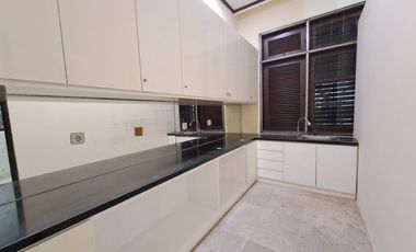 Disewakan Rumah Usaha 2 Lantai, Jl Raya Taman Gandaria Jaksel, Sederet Mall Gandaria City, 750Jt/Th Nego