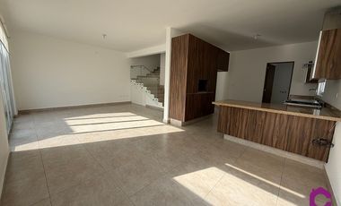 SE RENTA AMPLIA CASA EN QUERETARO JURIQUILLA ALBERCA VIG. 24 HRS. FOGATERO