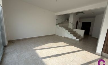 SE RENTA AMPLIA CASA EN QUERETARO JURIQUILLA ALBERCA VIG. 24 HRS. FOGATERO