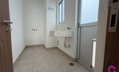 SE RENTA AMPLIA CASA EN QUERETARO JURIQUILLA ALBERCA VIG. 24 HRS. FOGATERO