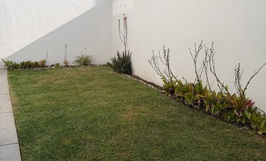 SE RENTA AMPLIA CASA EN QUERETARO JURIQUILLA ALBERCA VIG. 24 HRS. FOGATERO