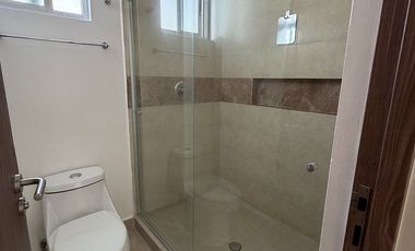 SE RENTA AMPLIA CASA EN QUERETARO JURIQUILLA ALBERCA VIG. 24 HRS. FOGATERO