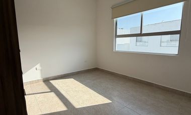 SE RENTA AMPLIA CASA EN QUERETARO JURIQUILLA ALBERCA VIG. 24 HRS. FOGATERO