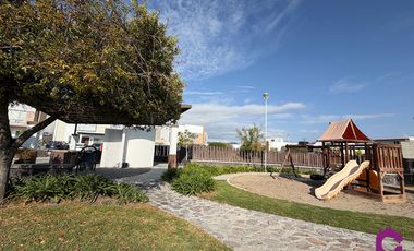 SE RENTA AMPLIA CASA EN QUERETARO JURIQUILLA ALBERCA VIG. 24 HRS. FOGATERO