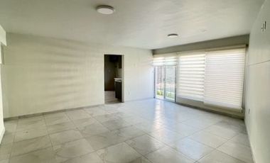 Casa en renta seminueva en Jardines del Bosque en calle normal 3 recámaras