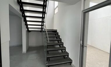 Casa en renta seminueva en Jardines del Bosque en calle normal 3 recámaras