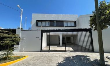 Casa en renta seminueva en Jardines del Bosque en calle normal 3 recámaras