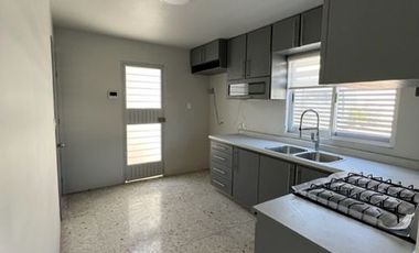 Casa en renta seminueva en Jardines del Bosque en calle normal 3 recámaras