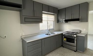 Casa en renta seminueva en Jardines del Bosque en calle normal 3 recámaras