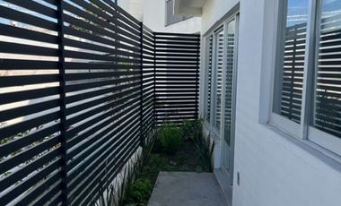 Casa en renta seminueva en Jardines del Bosque en calle normal 3 recámaras