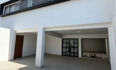 Casa en renta seminueva en Jardines del Bosque en calle normal 3 recámaras