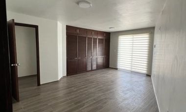 Casa en renta seminueva en Jardines del Bosque en calle normal 3 recámaras