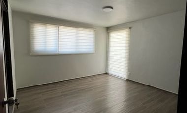 Casa en renta seminueva en Jardines del Bosque en calle normal 3 recámaras