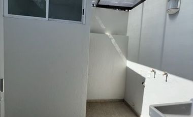 Casa en renta seminueva en Jardines del Bosque en calle normal 3 recámaras