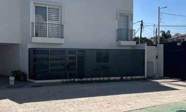 Casa en renta seminueva en Jardines del Bosque en calle normal 3 recámaras