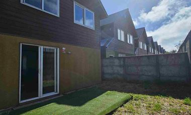 Arrienda casa frente a colegio en Jardin Austral