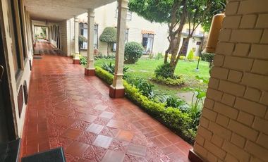 VENTA CASA CAMPESTRE ANTIGUA   REMODELADA – CHÍA (AV. PRADILLA)  Se vende espectacular casa esquinera de 2 niveles, ubicada en conjunto cerrado de est