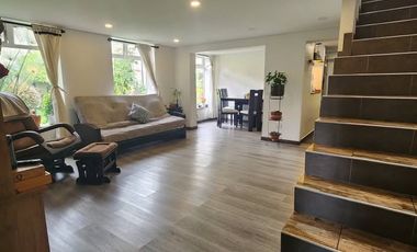VENTA CASA CAMPESTRE ANTIGUA   REMODELADA – CHÍA (AV. PRADILLA)  Se vende espectacular casa esquinera de 2 niveles, ubicada en conjunto cerrado de est