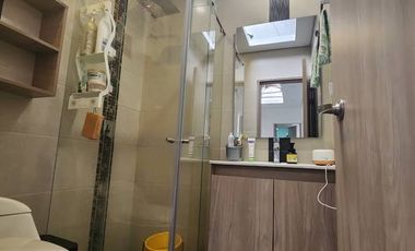 VENTA CASA CAMPESTRE ANTIGUA   REMODELADA – CHÍA (AV. PRADILLA)  Se vende espectacular casa esquinera de 2 niveles, ubicada en conjunto cerrado de est