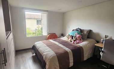 VENTA CASA CAMPESTRE ANTIGUA   REMODELADA – CHÍA (AV. PRADILLA)  Se vende espectacular casa esquinera de 2 niveles, ubicada en conjunto cerrado de est