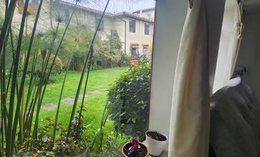 VENTA CASA CAMPESTRE ANTIGUA   REMODELADA – CHÍA (AV. PRADILLA)  Se vende espectacular casa esquinera de 2 niveles, ubicada en conjunto cerrado de est