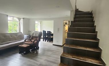 VENTA CASA CAMPESTRE ANTIGUA   REMODELADA – CHÍA (AV. PRADILLA)  Se vende espectacular casa esquinera de 2 niveles, ubicada en conjunto cerrado de est