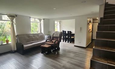VENTA CASA CAMPESTRE ANTIGUA   REMODELADA – CHÍA (AV. PRADILLA)  Se vende espectacular casa esquinera de 2 niveles, ubicada en conjunto cerrado de est