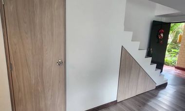 VENTA CASA CAMPESTRE ANTIGUA   REMODELADA – CHÍA (AV. PRADILLA)  Se vende espectacular casa esquinera de 2 niveles, ubicada en conjunto cerrado de est