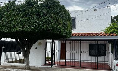 Casa en Renta $34,000.00 Solo para Oficinas a puerta cerrada, Sobre Av. Mascarones, Jardines del Country Zapopan, Jalisco, Mexico.