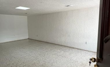 Casa en Renta $34,000.00 Solo para Oficinas a puerta cerrada, Sobre Av. Mascarones, Jardines del Country Zapopan, Jalisco, Mexico.