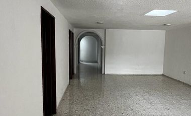 Casa en Renta $34,000.00 Solo para Oficinas a puerta cerrada, Sobre Av. Mascarones, Jardines del Country Zapopan, Jalisco, Mexico.