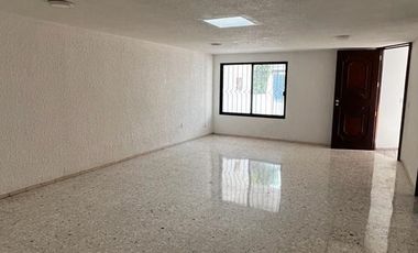 Casa en Renta $34,000.00 Solo para Oficinas a puerta cerrada, Sobre Av. Mascarones, Jardines del Country Zapopan, Jalisco, Mexico.