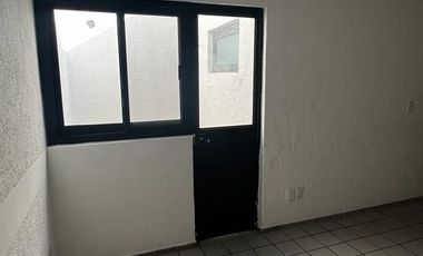 Casa en Renta $34,000.00 Solo para Oficinas a puerta cerrada, Sobre Av. Mascarones, Jardines del Country Zapopan, Jalisco, Mexico.