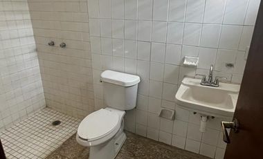 Casa en Renta $34,000.00 Solo para Oficinas a puerta cerrada, Sobre Av. Mascarones, Jardines del Country Zapopan, Jalisco, Mexico.