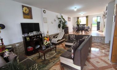 Casa con amplio terreno de 630 m² en urbanización privada (Cashapamba)