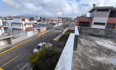 Casa con amplio terreno de 630 m² en urbanización privada (Cashapamba)