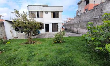 Casa con amplio terreno de 630 m² en urbanización privada (Cashapamba)