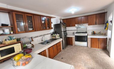 Casa con amplio terreno de 630 m² en urbanización privada (Cashapamba)