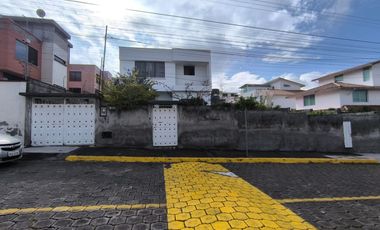 Casa con amplio terreno de 630 m² en urbanización privada (Cashapamba)