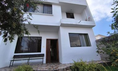 Casa con amplio terreno de 630 m² en urbanización privada (Cashapamba)