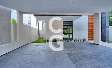Casa en Venta en Cancun en Lagos del Sol con Terraza Cubierta y Alberca