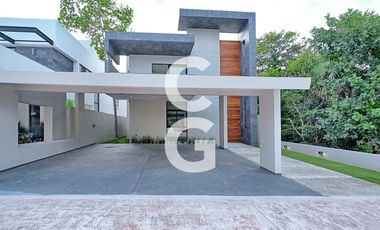 Casa en Venta en Cancun en Lagos del Sol con Terraza Cubierta y Alberca