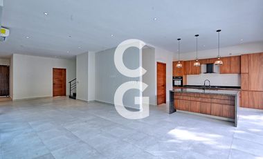 Casa en Venta en Cancun en Lagos del Sol con Terraza Cubierta y Alberca