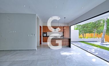 Casa en Venta en Cancun en Lagos del Sol con Terraza Cubierta y Alberca