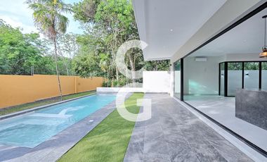 Casa en Venta en Cancun en Lagos del Sol con Terraza Cubierta y Alberca