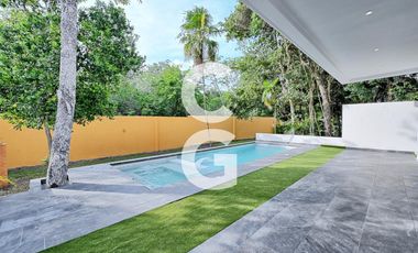 Casa en Venta en Cancun en Lagos del Sol con Terraza Cubierta y Alberca