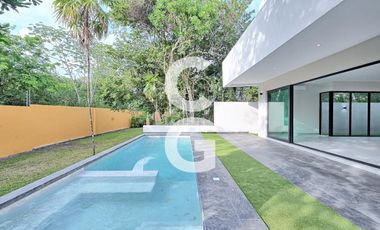 Casa en Venta en Cancun en Lagos del Sol con Terraza Cubierta y Alberca