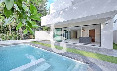 Casa en Venta en Cancun en Lagos del Sol con Terraza Cubierta y Alberca