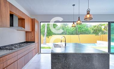 Casa en Venta en Cancun en Lagos del Sol con Terraza Cubierta y Alberca